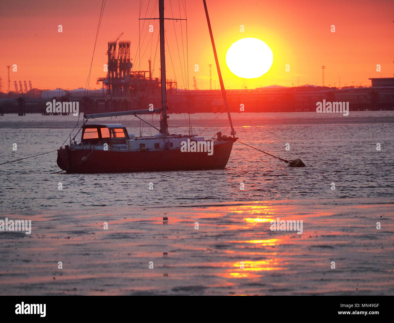 Queenborough, Kent, Regno Unito. 14 Maggio, 2018. Regno Unito Meteo: un tramonto dorato in Queenborough, Kent come il Sud-est guarda avanti ad un'altra ondata di caldo. Credito: James Bell/Alamy Live News Foto Stock