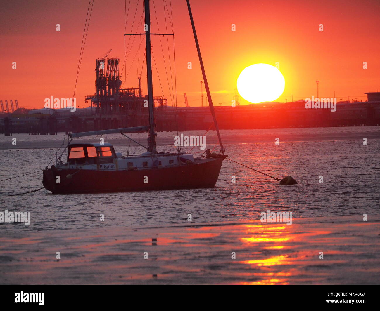 Queenborough, Kent, Regno Unito. 14 Maggio, 2018. Regno Unito Meteo: un tramonto dorato in Queenborough, Kent come il Sud-est guarda avanti ad un'altra ondata di caldo. Credito: James Bell/Alamy Live News Foto Stock