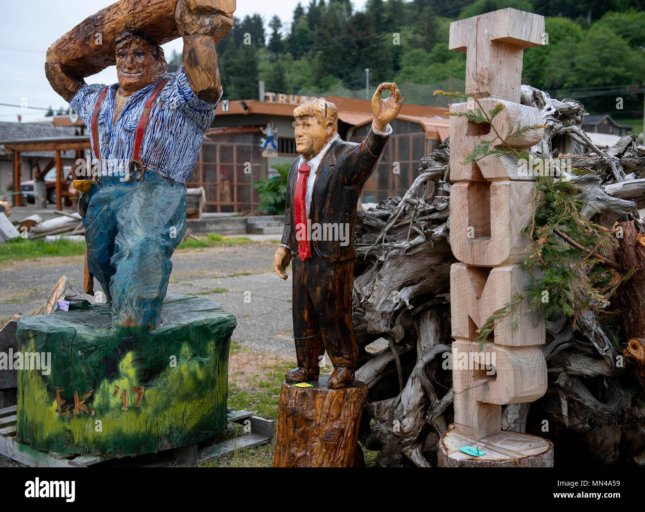 Reedsport, OREGON, Stati Uniti d'America. 14 Maggio, 2018. Un chainsaw arte scultura del presidente Donald Trump viene visualizzata lungo l'Abete Ave., nel piccolo la registrazione e la città di pescatori di Reedsport in costiera Oregon sudoccidentale. Reedsport è casa di un annuale chainsaw carving art contest. Trump ha preso il 66 per cento del voto in Douglas County sono stati Reedsport è situato a. Credito: Robin Loznak/ZUMA filo/Alamy Live News Foto Stock