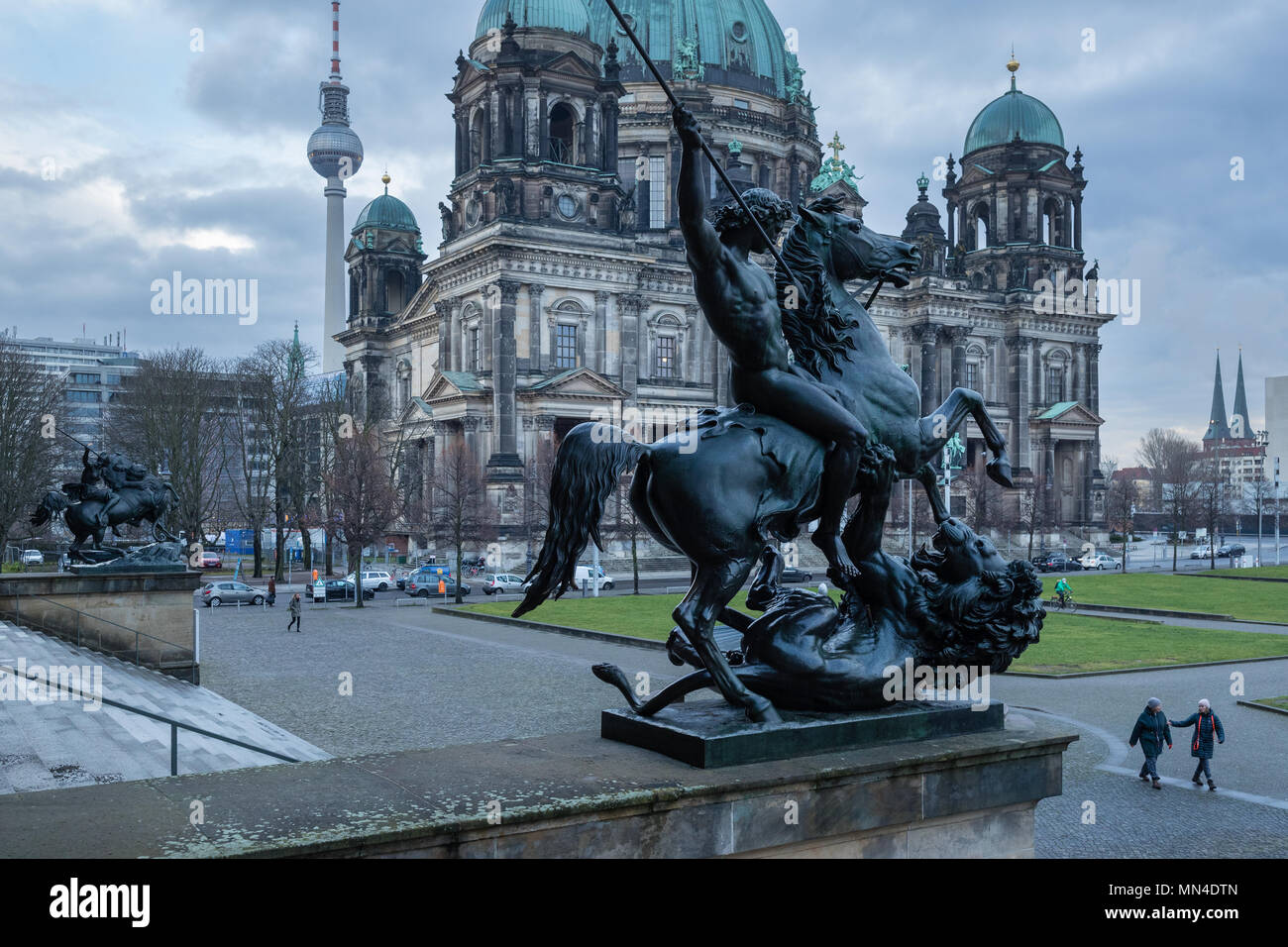 Il Berliner Dom, Fernsehturm e Lustgarten dalle fasi dell'Altes Museum, nel quartiere Mitte di Berlino, Germania, Foto Stock