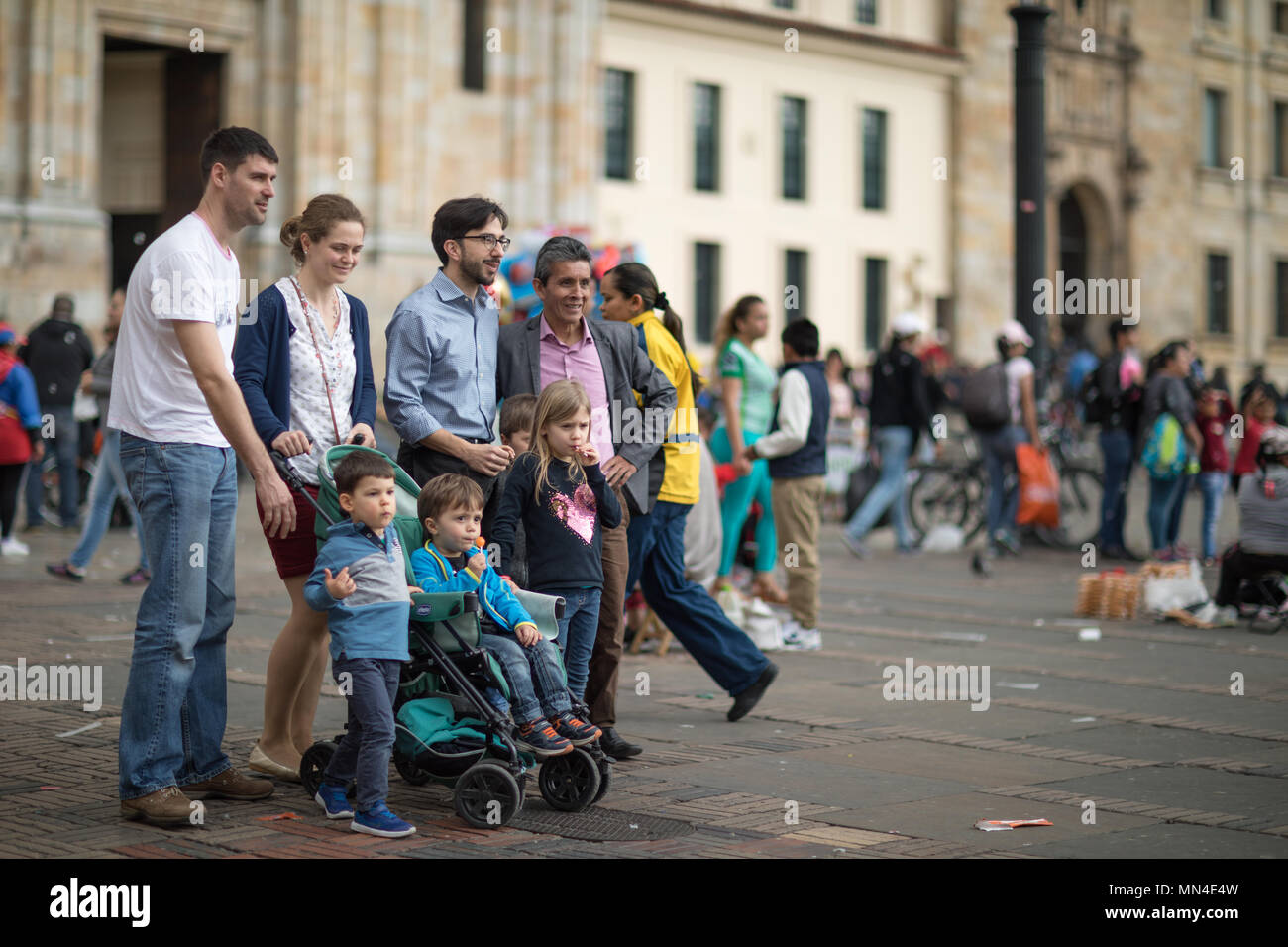 La gente del luogo in Plaza de Bolivar di domenica pomeriggio, Bogotà, Colombia, Sud America Foto Stock