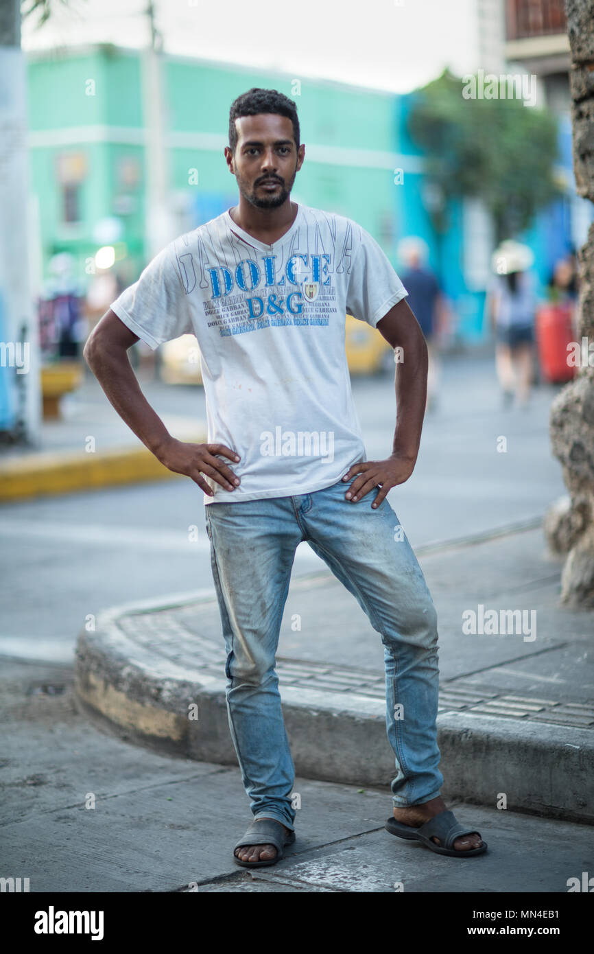 Un giovane uomo su colorate strade di Getsemani, Cartagena, Colombia, Sud America Foto Stock