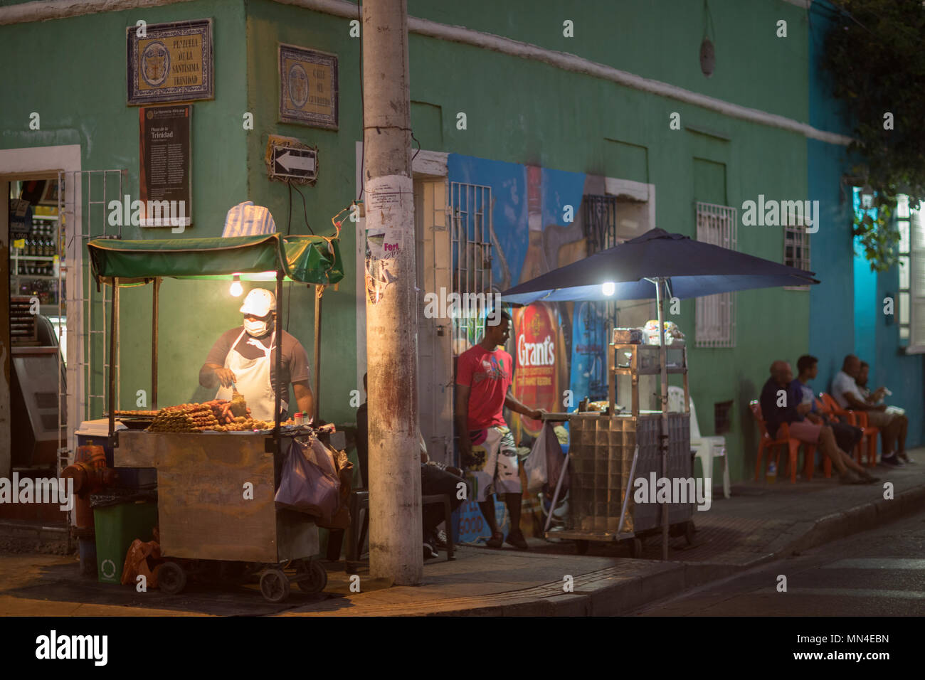 Un barbecue sul colorate strade di Getsemani al crepuscolo, Cartagena, Colombia, Sud America Foto Stock