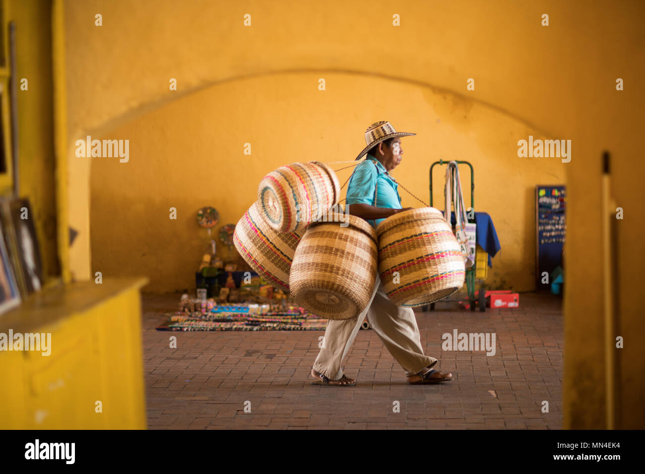 Un uomo cesti di vendita nella Città Vecchia, Cartagena, Colombia, Sud America Foto Stock