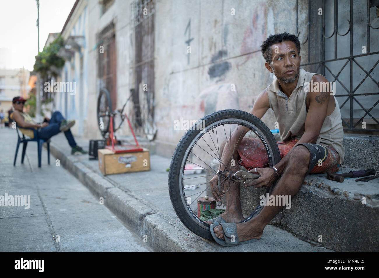 Un uomo di riparazione di biciclette, Getsemani, Cartagena, Colombia Foto Stock