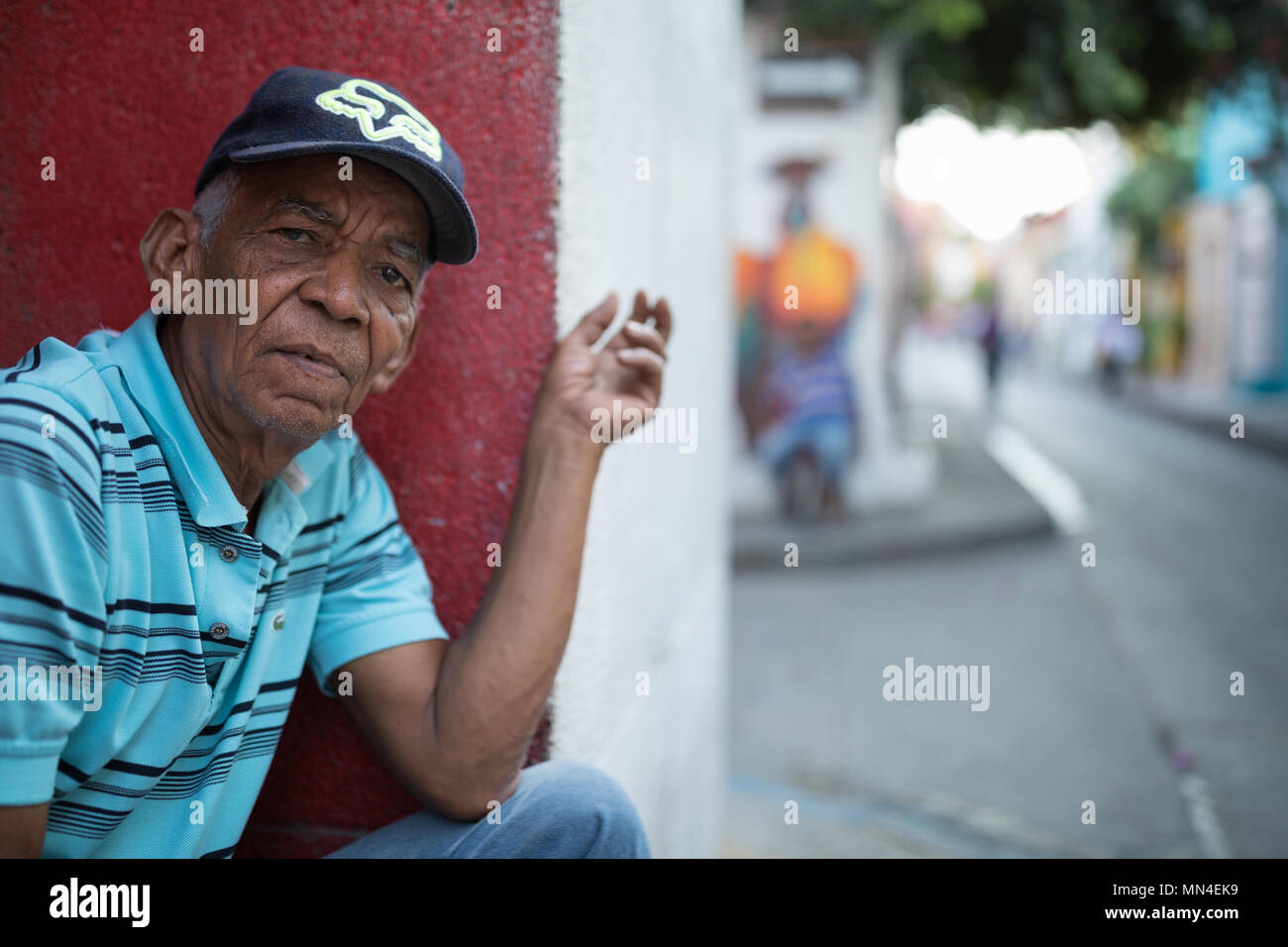 Un uomo guarda, Getsemani, Cartagena, Colombia, Sud America Foto Stock