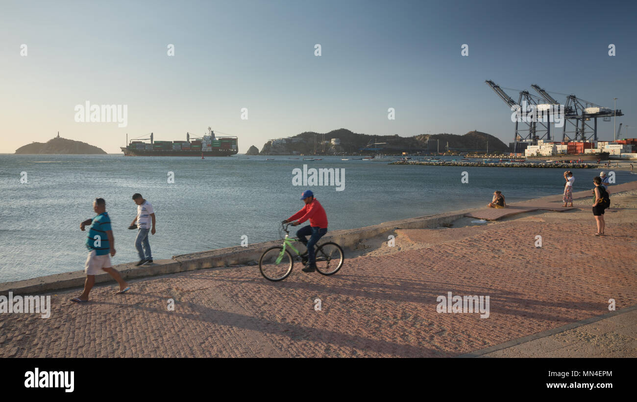 Il Malecon (lungomare) e porto con una nave portacontainer, Santa Marta, Magdalena, Colombia Foto Stock