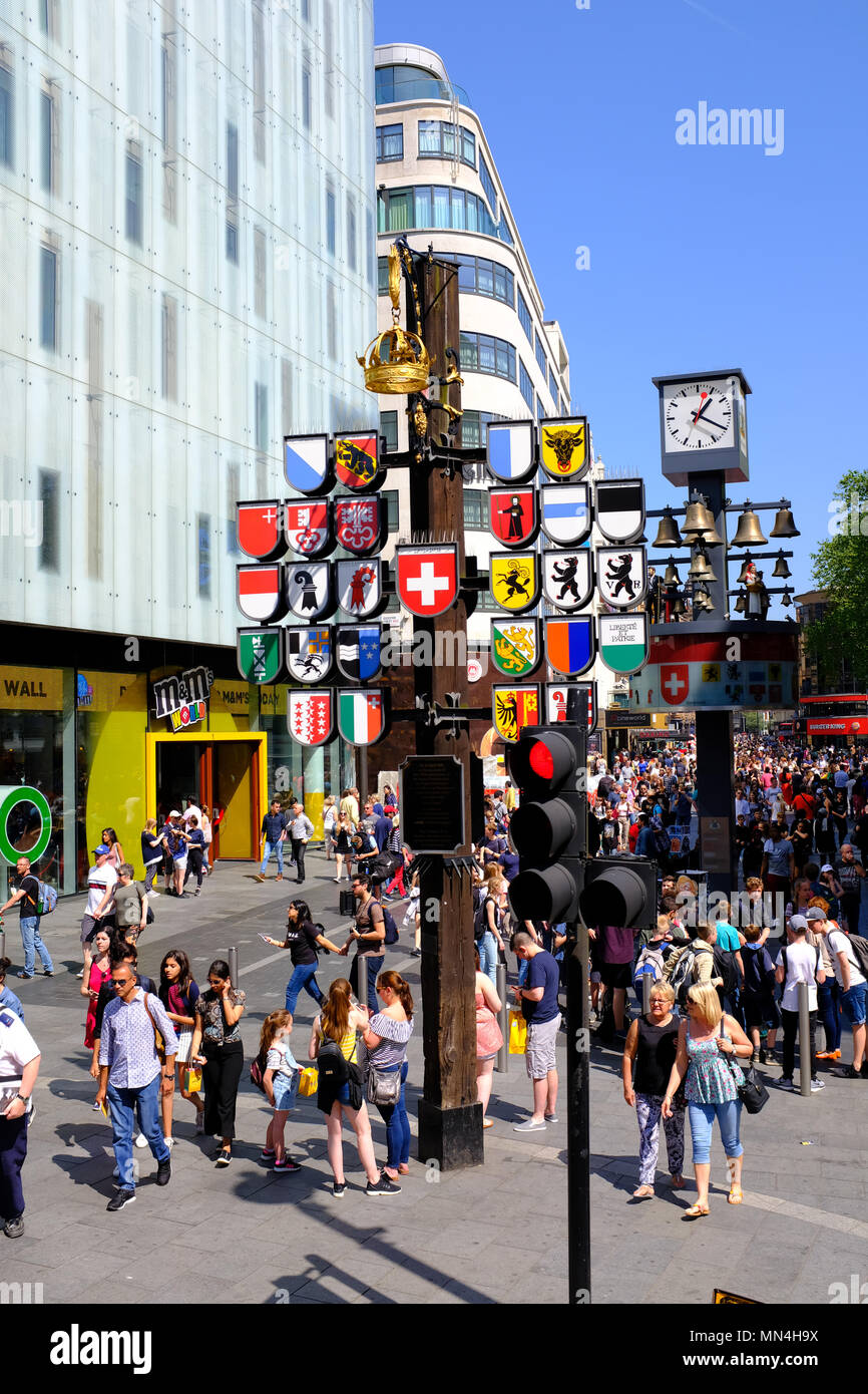 Angolo della Svizzera con il Glockenspiel e il W hotel sull'angolo di Wardour Street e Leicester Square a Londra. Foto Stock