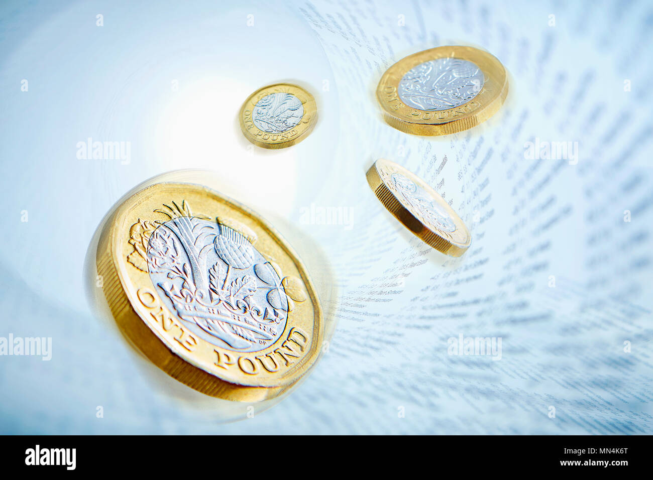 Una libbra di monete circondato da magazzino dati di mercato Foto Stock