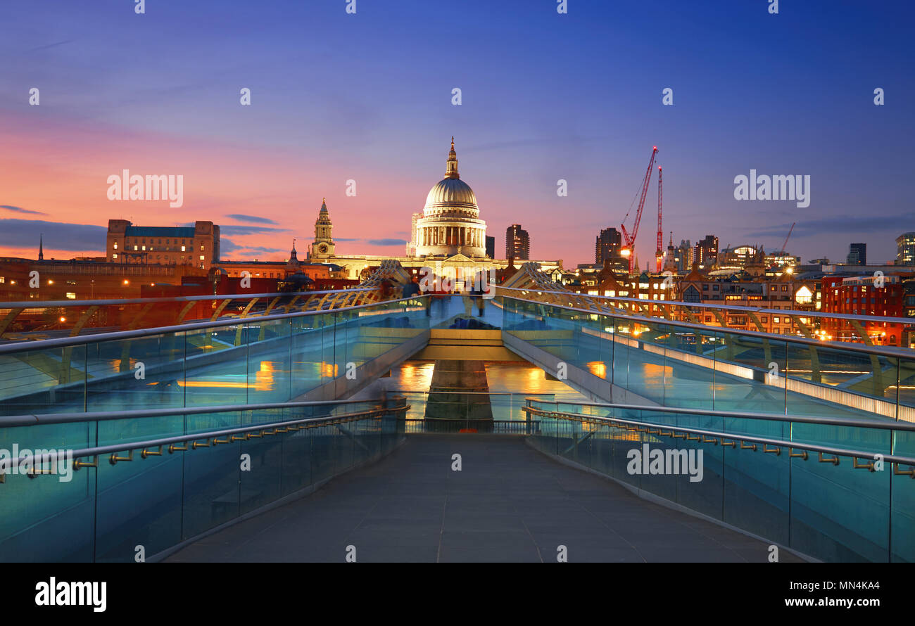Millennium Bridge che conduce a San Paolo cattedrale nel centro di Londra al tramonto Foto Stock