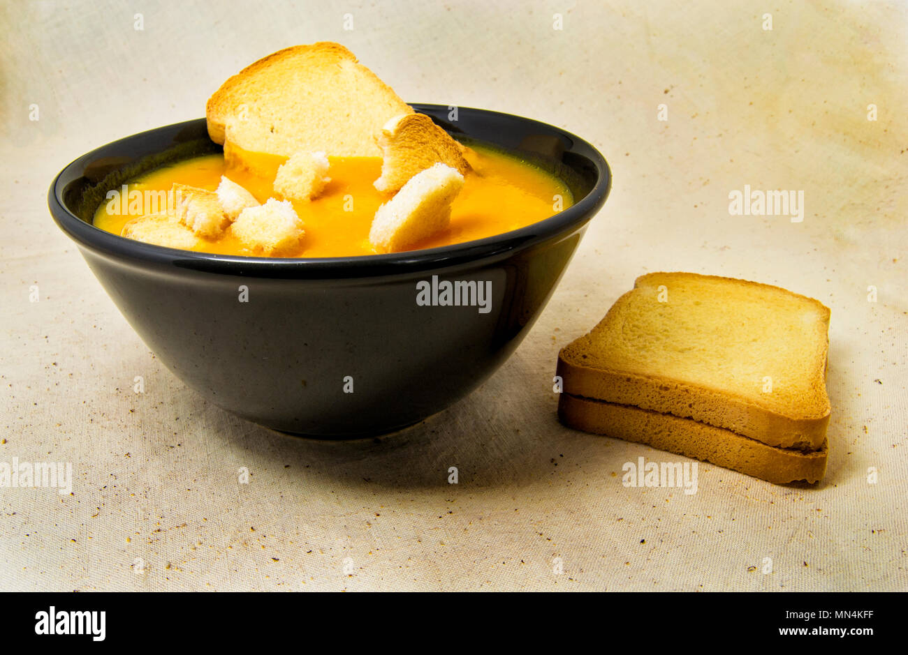 Deliziosi pured zucca minestra di patate e zwiebacks fette di pane. per vegetariani e vegani e concetto sano Foto Stock