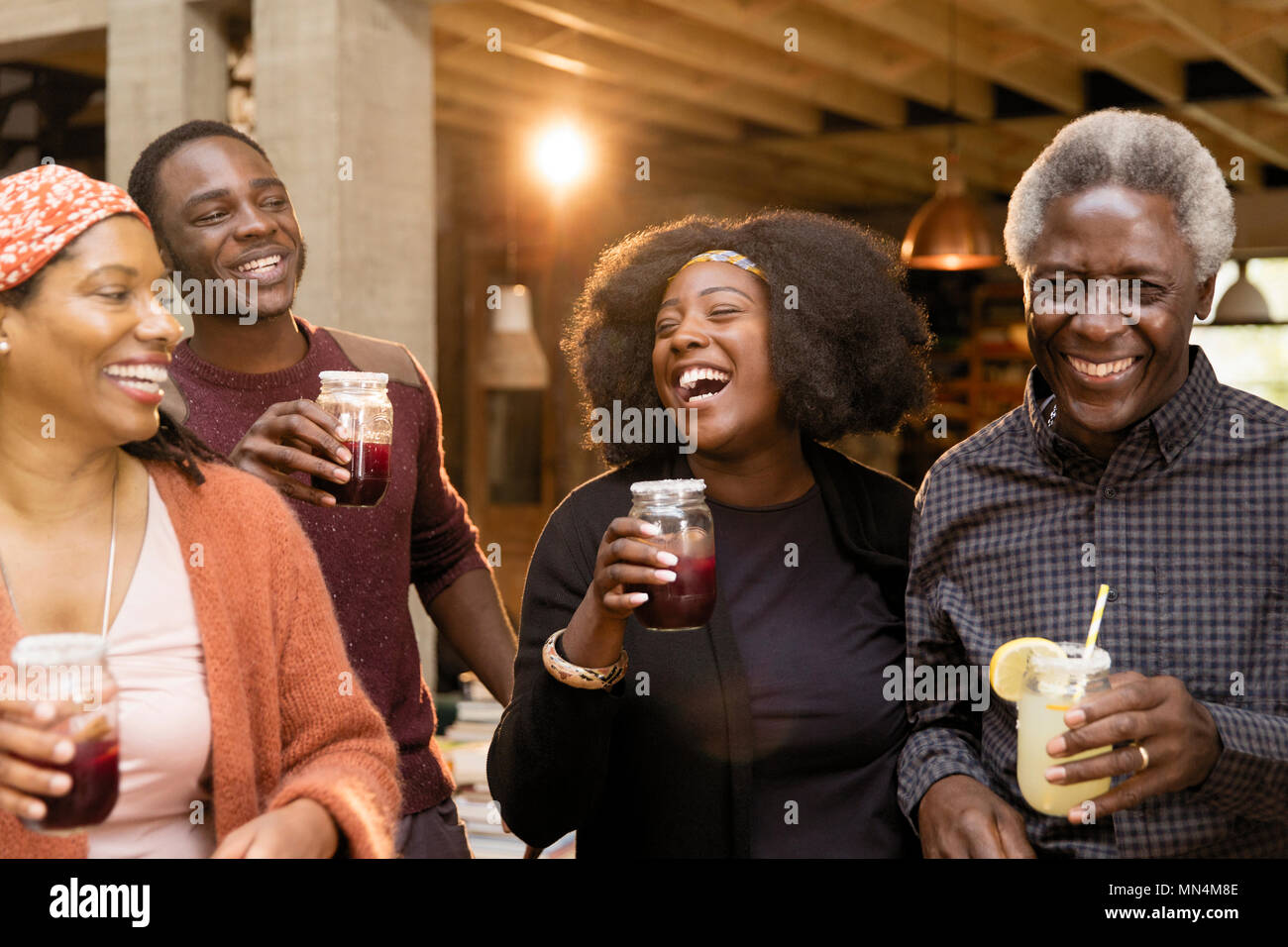 Felice multi-famiglia di generazione di bere la limonata e sangria Foto Stock