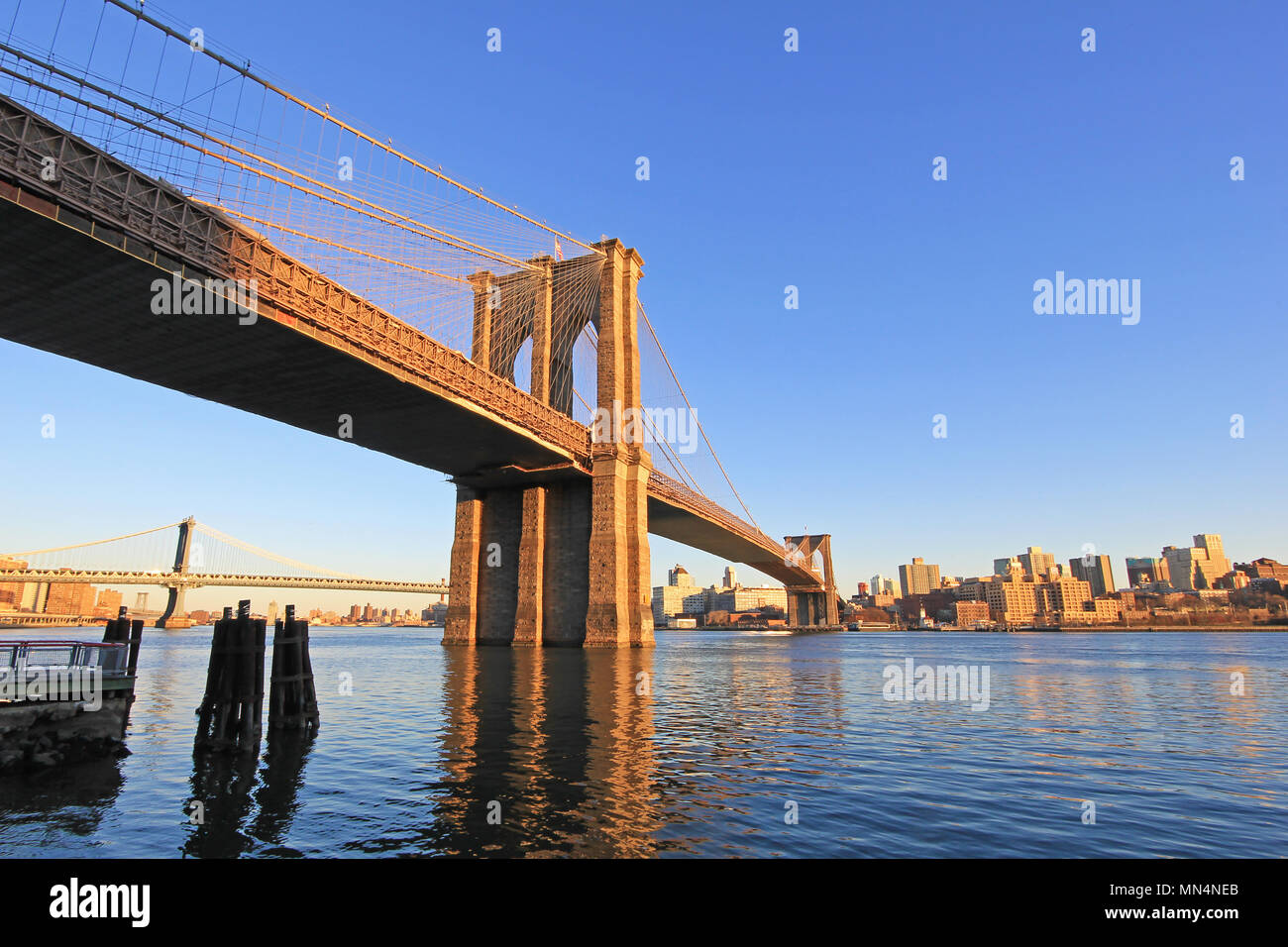 Ponte di Brooklyn su East River con vista della città di New York Manhattan inferiore, STATI UNITI D'AMERICA Foto Stock