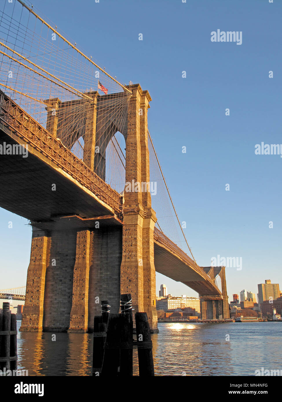 Ponte di Brooklyn su East River con vista della città di New York Manhattan inferiore, STATI UNITI D'AMERICA Foto Stock