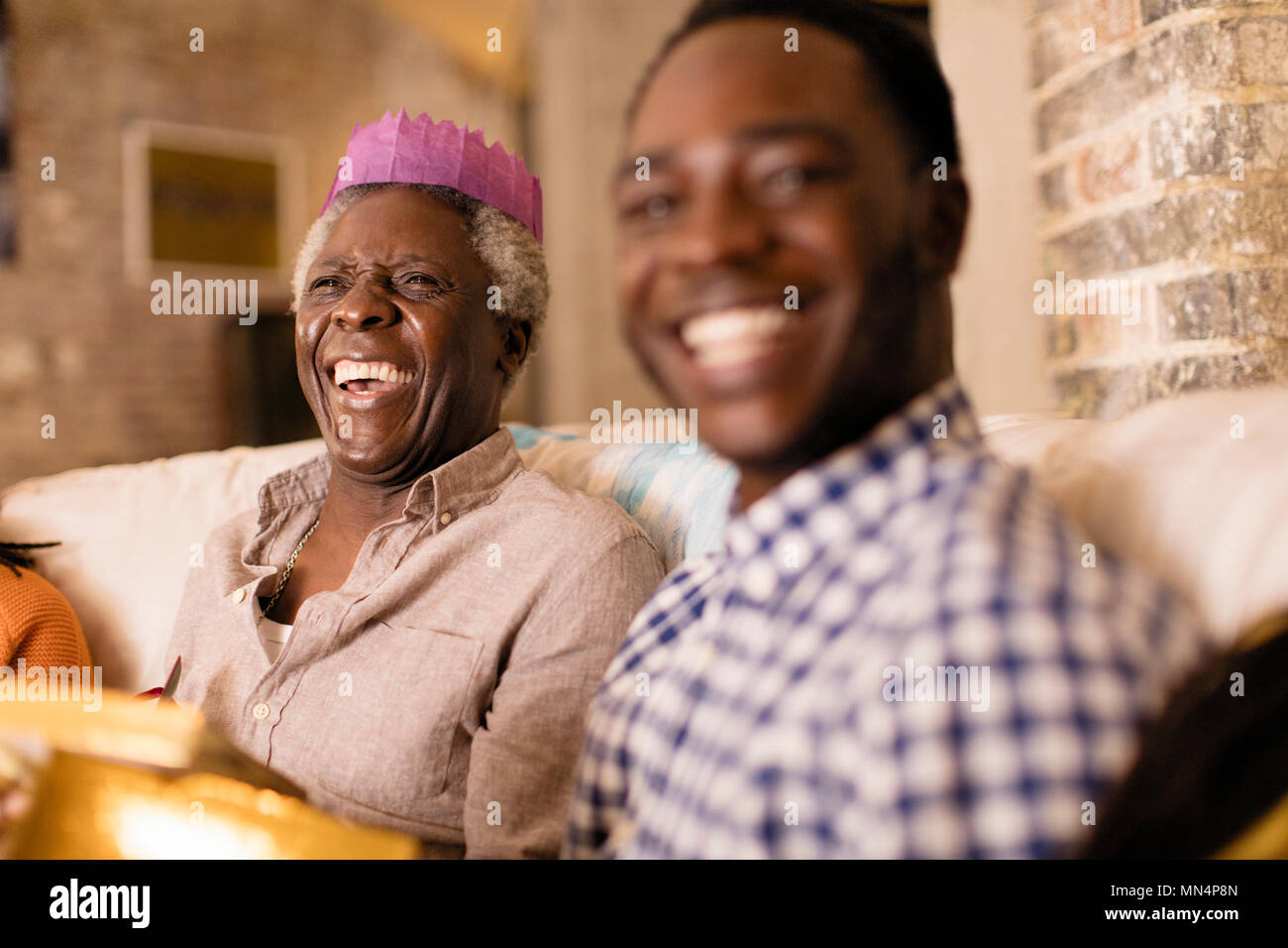 Ridendo senior uomo che indossa il Natale corona di carta Foto Stock