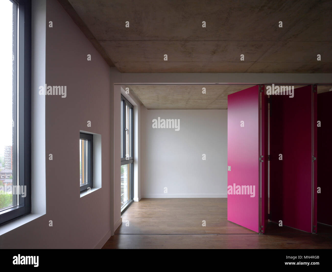 Appartamento studio con porte a soffietto in rosso. Chip, Manchester, Regno Unito. Architetto: Alsop, 2012. Foto Stock