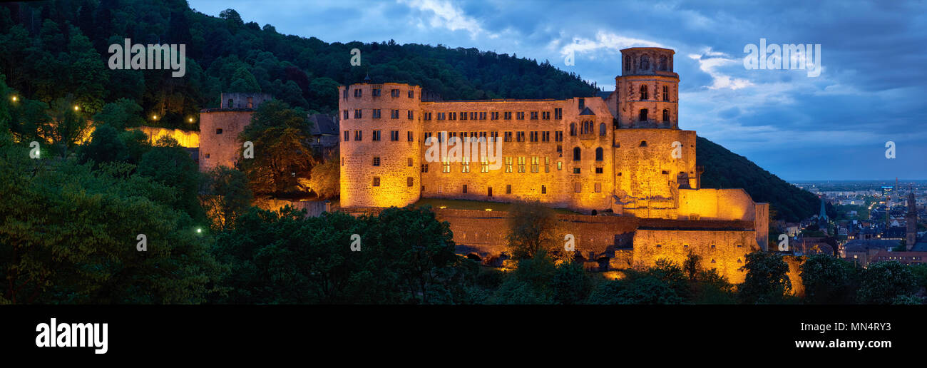 Serata panorama di Heidelberg, Germania con il castello di Heidelberg e la vista aerea del centro città Foto Stock