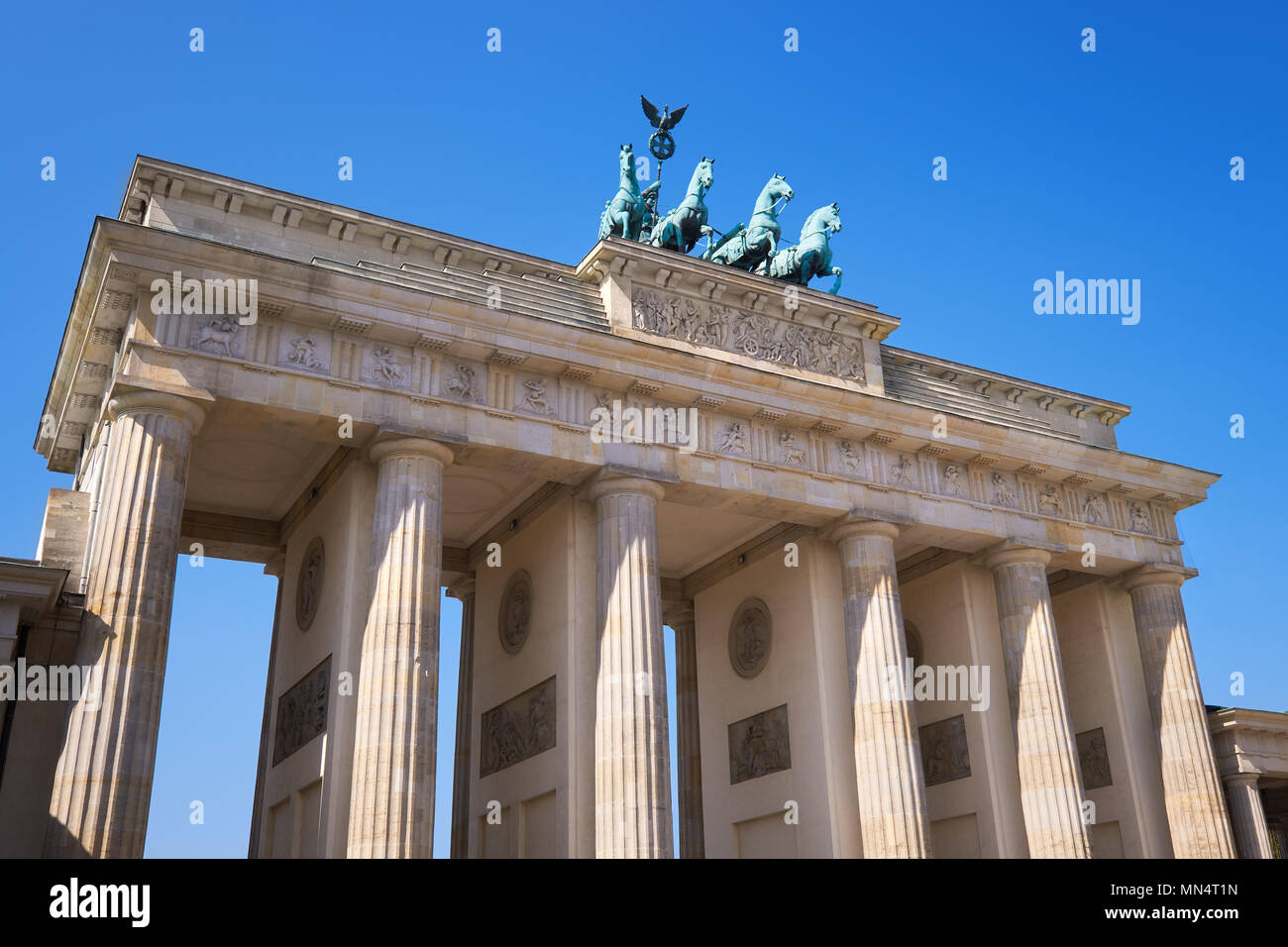 La Porta di Brandeburgo (Brandenburger Tor) di Berlino, Germania, su un luminoso giorno con cielo blu dietro Foto Stock