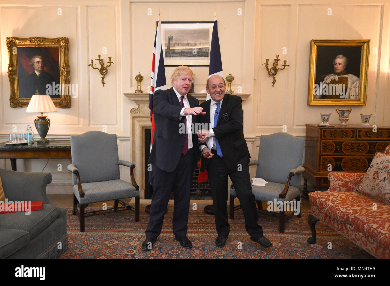 Segretario di Stato per gli affari esteri Boris Johnson incontra il ministro degli Esteri francese Jean-Yves Le Drian per colloqui al Carlton Gardens a Londra. Foto Stock