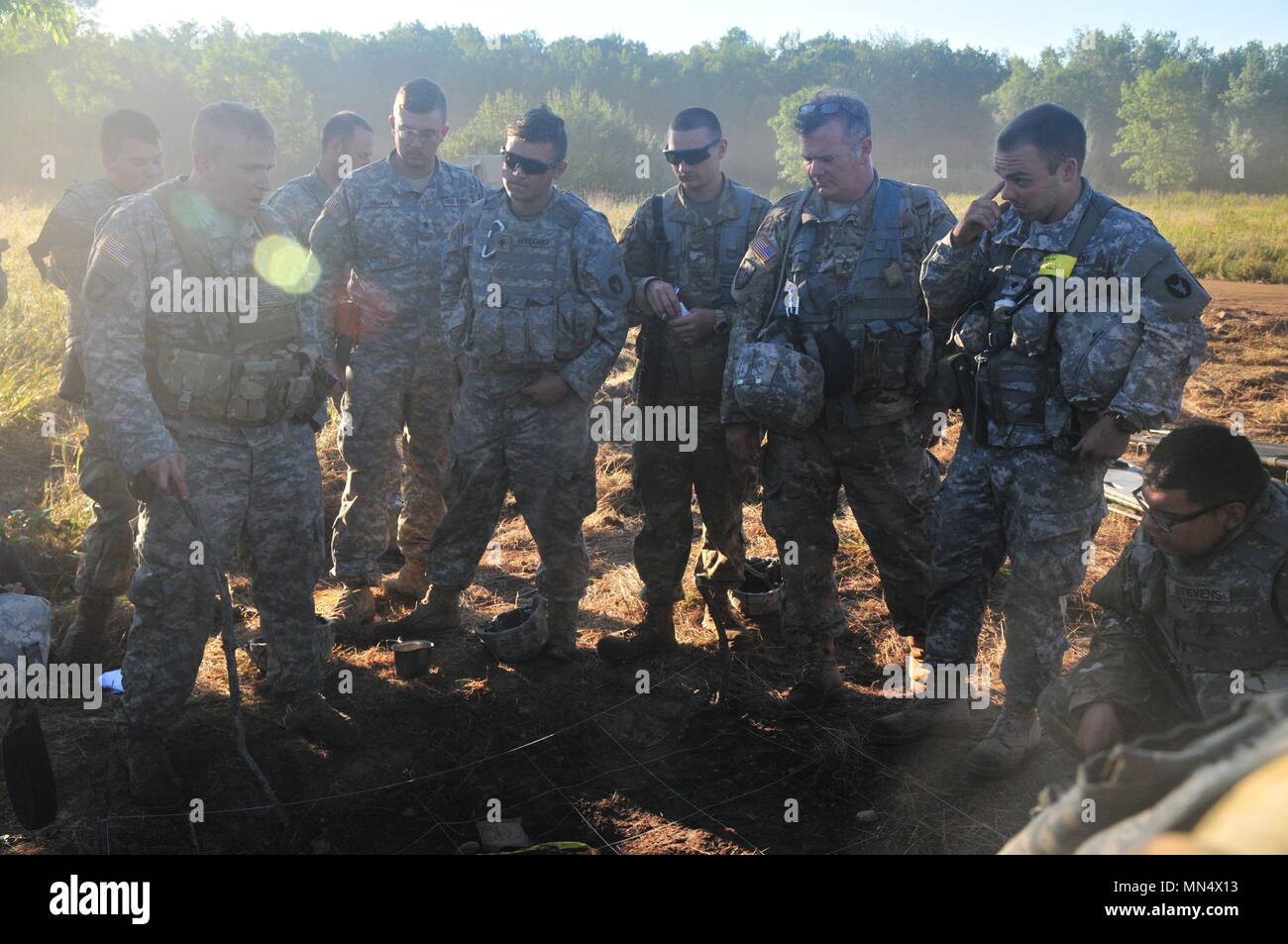 I soldati assegnati al 1° Battaglione, 145reggimento blindato, condurre una missione breve il 8 agosto 2017 prima dell'inizio di una massa casualty esercizio durante il training annuale presso il Camp Ripley, MN. Questo esercizio è progettato per la formazione di unità e personale medico sul trattamento ed il trasporto di più feriti in un breve lasso di tempo. Foto Stock