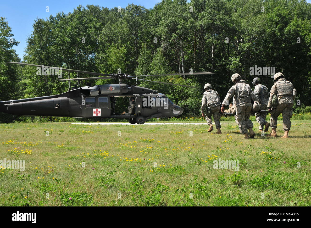 I soldati assegnati al 1° Battaglione, 145reggimento blindato, preparare per caricare una simulazione di incidente su un UH-60 Blackhawk elicottero 8 Agosto 2017 prima dell'inizio di una massa casualty esercizio durante il training annuale presso il Camp Ripley, MN. Questo esercizio è progettato per la formazione di unità e personale medico sul trattamento ed il trasporto di più feriti in un breve lasso di tempo. Foto Stock