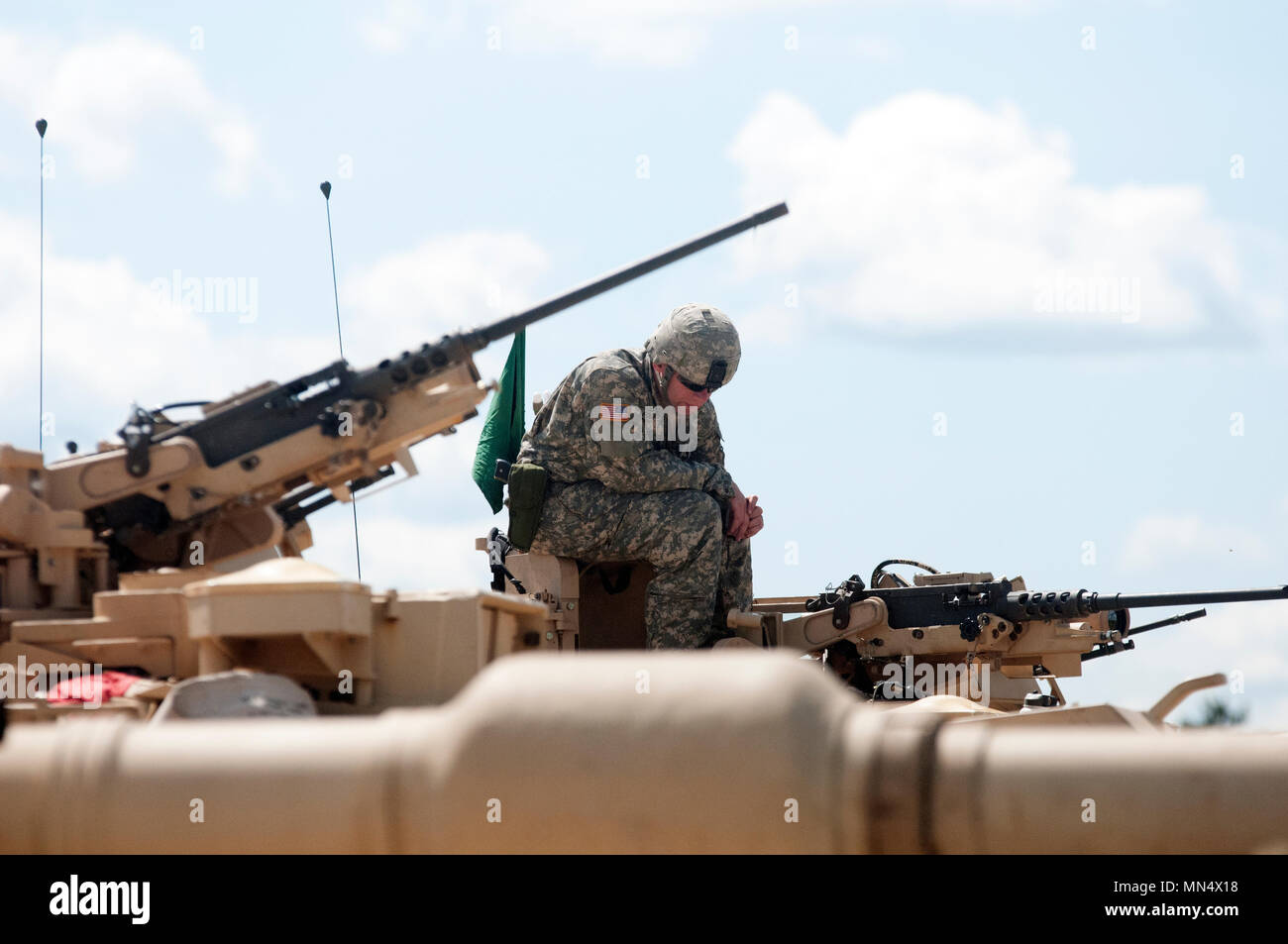 Un soldato conduce la manutenzione sul suo il suo serbatoio di Abrams agosto 4 2017 durante la formazione annuale presso il Camp Ripley, MN. Questo esercizio è progettato per testare le capacità del serbatoio equipaggi come loro manovra e innestare stazionaria e bersagli in movimento fino a un miglio di distanza. Foto Stock