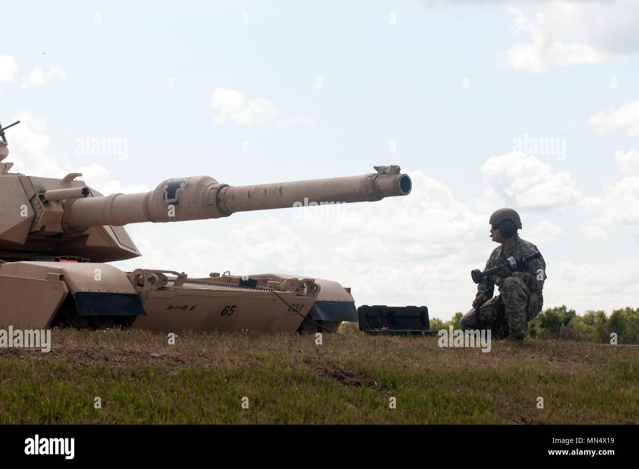Un soldato conduce un lobo principale del suo serbatoio di Abrams agosto 4 2017 durante la formazione annuale presso il Camp Ripley, MN. Questo esercizio è progettato per testare le capacità del serbatoio equipaggi come loro manovra e innestare stazionaria e bersagli in movimento fino a un miglio di distanza. Foto Stock
