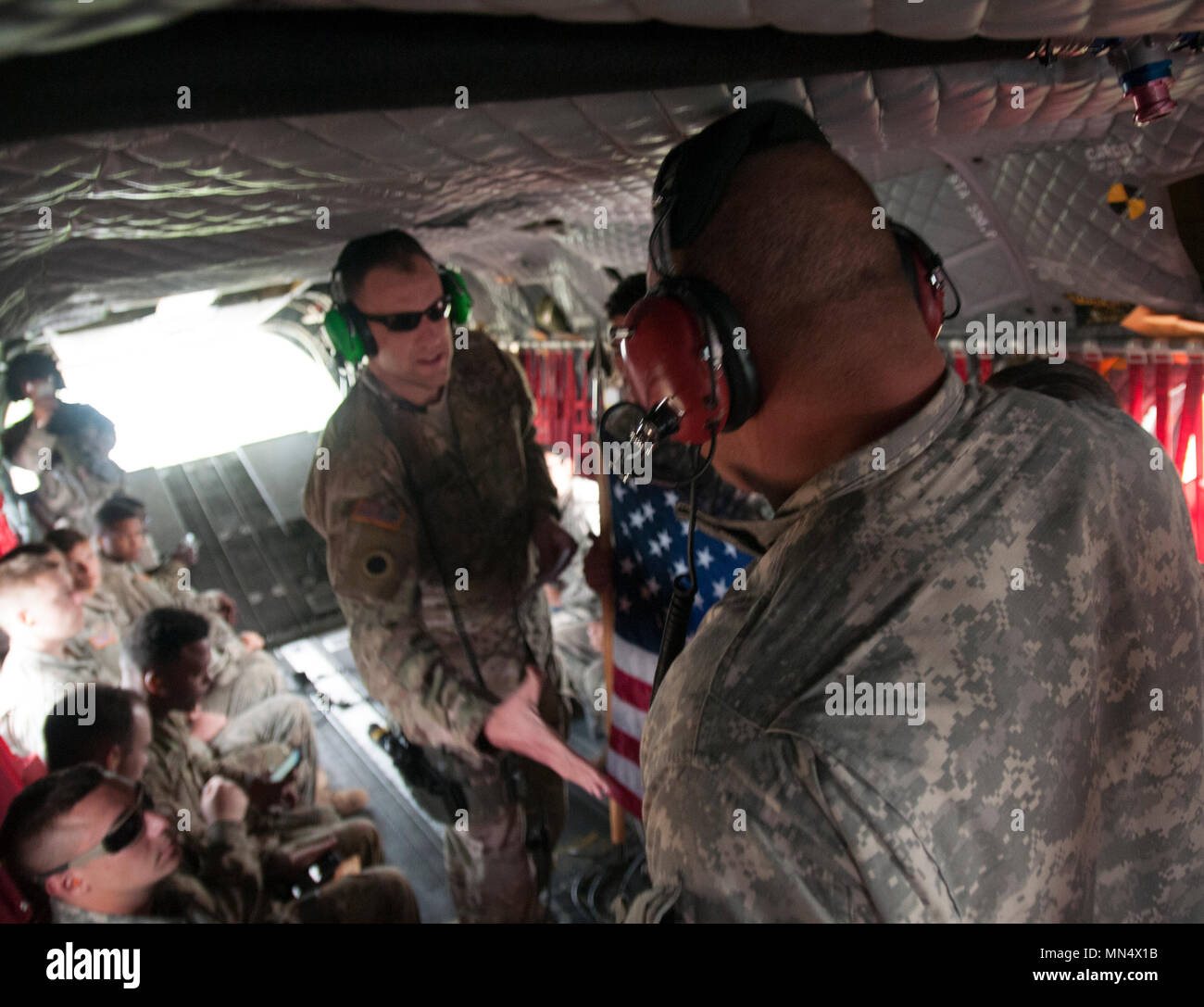 Un soldato di ri-arruola su un CH-47 elicottero Chinook 4 agosto 2017 durante la formazione annuale presso il Camp Ripley, MN. Foto Stock