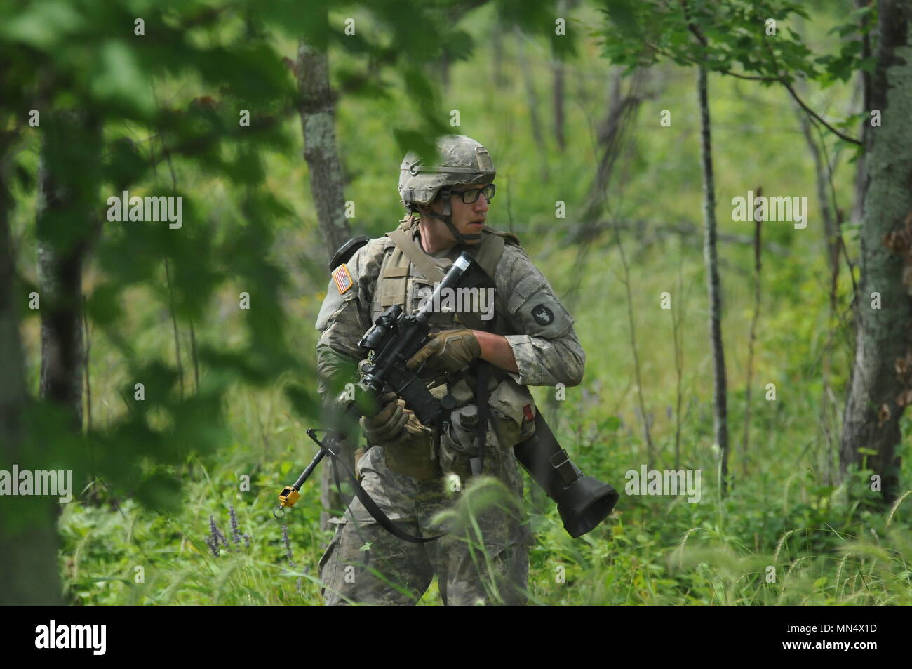 Un soldato di scansioni per bersagli 6 agosto 2017 durante la formazione annuale presso il Camp Ripley, MN. Durante una squadra live fire esercizio. L'evento di formazione è progettato per testare il lavoro di squadra, comunicazione e precisione di tiro le competenze di una squadra di fanteria. Foto Stock