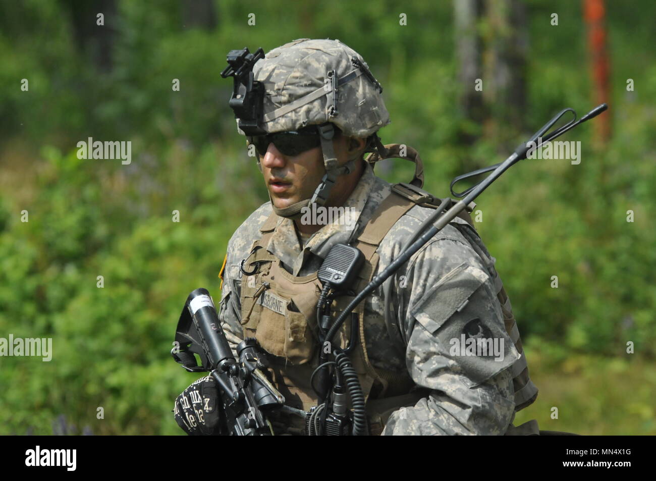 Un soldato di scansioni per bersagli 6 agosto 2017 durante la formazione annuale presso il Camp Ripley, MN. Durante una squadra live fire esercizio. L'evento di formazione è progettato per testare il lavoro di squadra, comunicazione e precisione di tiro le competenze di una squadra di fanteria. Foto Stock