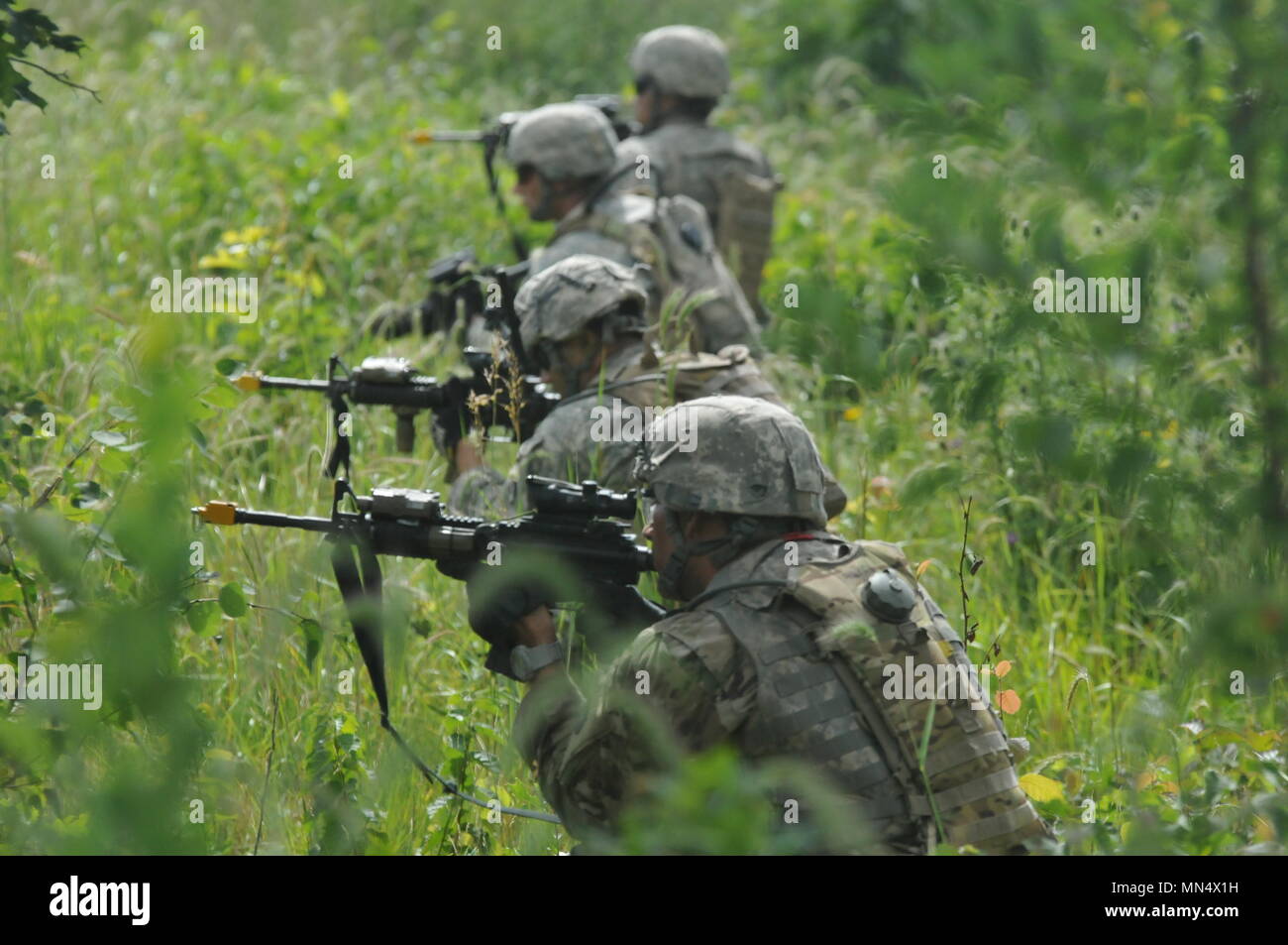 Scansione di soldati per bersagli 6 agosto 2017 durante la formazione annuale presso il Camp Ripley, MN. Durante una squadra live fire esercizio. L'evento di formazione è progettato per testare il lavoro di squadra, comunicazione e precisione di tiro le competenze di una squadra di fanteria. Foto Stock