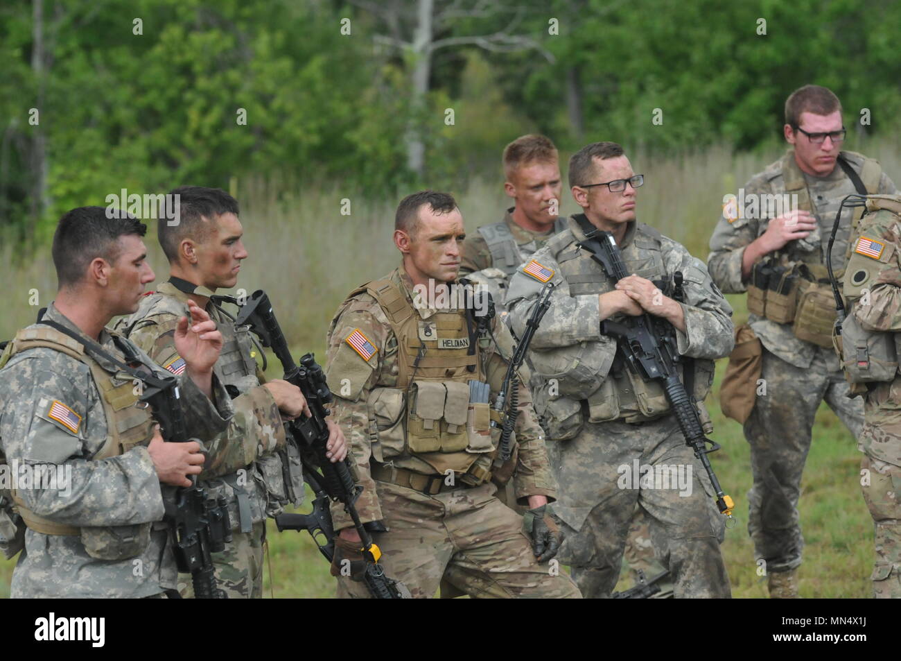 I soldati conducono una dopo l azione di revisione 6 agosto 2017 durante la formazione annuale presso il Camp Ripley, MN. Durante una squadra live fire esercizio. L'evento di formazione è progettato per testare il lavoro di squadra, comunicazione e precisione di tiro le competenze di una squadra di fanteria. Foto Stock