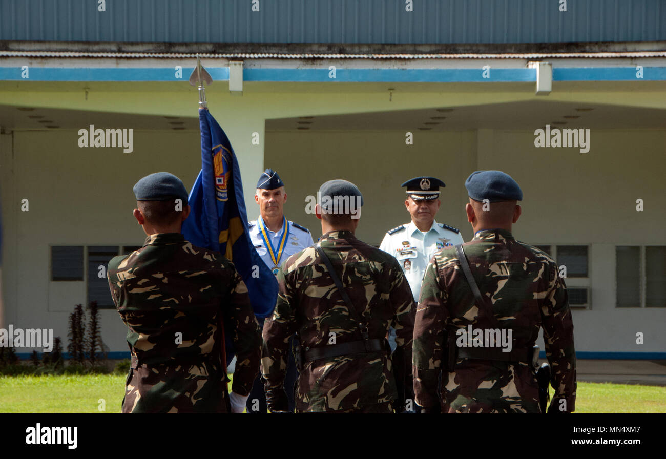 Brig. Gen. Gregorio S. Woodrow, commander, 154ala, Hawaii Air National Guard e Philippine Air Force Col. Donatella S. Marquez davanti a una squadra di Philippine Air Force aviatori durante la cerimonia di apertura di un esperto in materia di scambio tra il HIANG e il PAF, 14 agosto 2017, Clark Air Base, Filippine. Lo scambio è stato parte della Guardia nazionale dello Stato del programma di partenariato che costruisce le relazioni attraverso strutture militari impegni a sostegno della difesa agli obiettivi di protezione. (U.S. Air National Guard foto di Senior Airman Orlando Corpuz) Foto Stock