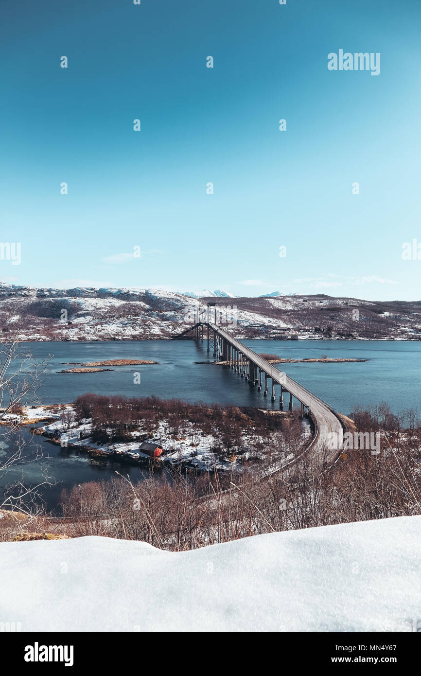 Norvegia, Tjeldsund bridge, uno dei numerosi ponti che assieme con gallerie collegano le isole Lofoten insieme. Ancora la neve, anche se la forza della molla Foto Stock