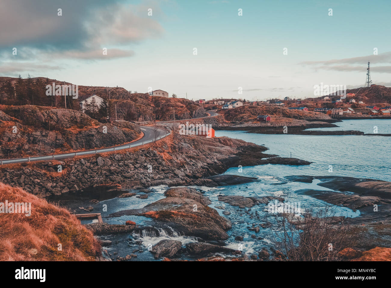 Norvegia, strade alla fine delle isole Lofoten sono molto strette, è un bene che non c'è molto traffico. Un piccolo villaggio nel retro. Foto Stock