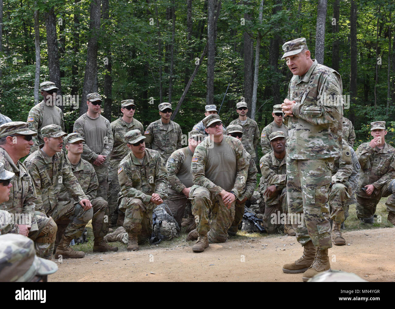 Comando Esercito Sgt. Il Mag. Christopher Kepner, arruolati senior advisor per il capo, National Guard Bureau, visite i soldati che partecipano al Northern Strike esercitazione militare presso il Camp temolo, Michigan, e il Agosto 8, 2017. Unità militari provenienti dal Regno Unito, Canada, Danimarca, Lettonia e Polonia unita American Air Force, esercito, Marines, unità di guardia e forze speciali dal Michigan e 14 altri membri per l'esercizio. (U.S. Esercito nazionale Guard photo by Staff Sgt. Michelle Gonzalez) Foto Stock