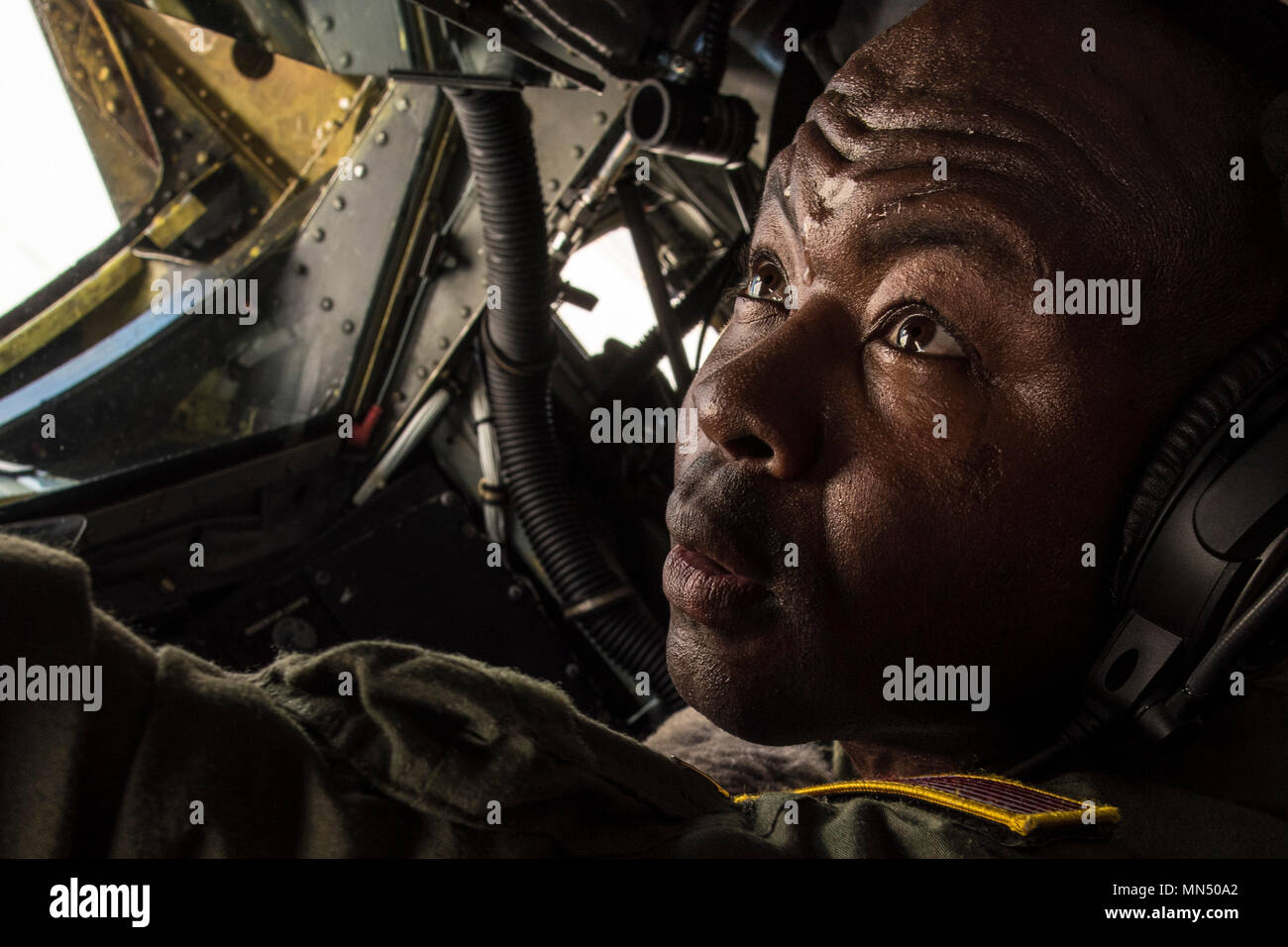 Senior Airman Eric Piime, 121 Air Refuelling Wing boom operatore, svolge i suoi compiti nel corso di una missione di rifornimento del 3 agosto 2017, a Rickenbacker Air National Guard Base, Ohio. Piime, originariamente dal Ghana, è diventato un cittadino degli Stati Uniti in modo che egli potesse servire nell'aria Guardia Nazionale. (U.S. Air National Guard foto di Senior Master Sgt. Ralph Branson) Foto Stock