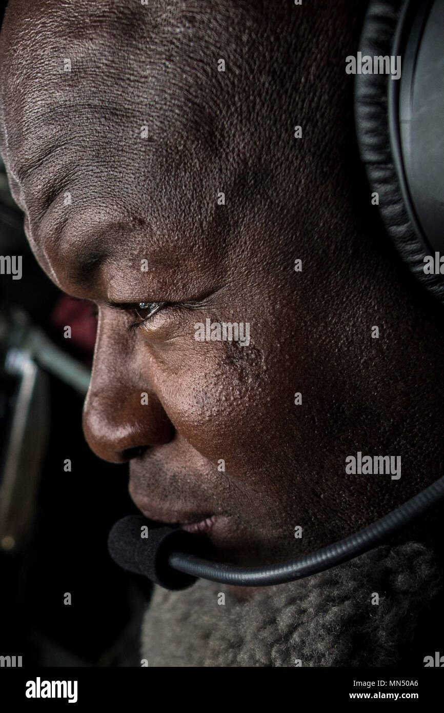 Senior Airman Eric Piime, 121 Air Refuelling Wing boom operatore, svolge i suoi compiti nel corso di una missione di rifornimento del 3 agosto 2017, a Rickenbacker Air National Guard Base, Ohio. Piime, originariamente dal Ghana, è diventato un cittadino degli Stati Uniti in modo che egli potesse servire nell'aria Guardia Nazionale. (U.S. Air National Guard foto di Senior Master Sgt. Ralph Branson) Foto Stock