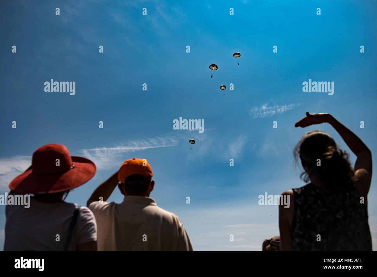 Spettatori guarda come i paracadutisti glide durante Leapfest, il 6 agosto 2017, nella zona ovest di Kingstown, R.I. La Rhode Island National Guard ha ospitato la 34th Annual Event, che è il più grande international static line saltare la concorrenza in tutto il mondo. Team Moody's aviatori rappresentato il solo US sorella-team di servizio e si è guadagnato il secondo posto tra le 70 squadre partecipanti. (U.S. Air Force foto di aria-uomo di prima classe Daniel Snider) Foto Stock