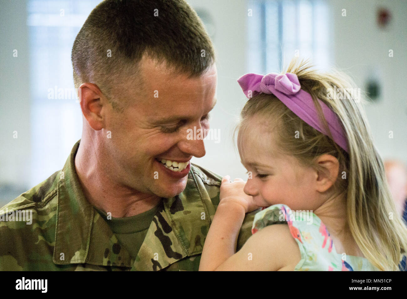 Il Mag. Andrew Rothmeeler, con la 174esima difesa aerea della brigata di artiglieria, tiene la sua figlia presso la sua unità è il benvenuto home cerimonia Maggio 8, 2018 a Reynoldsburg Regno Chiesa Metodista di Reynoldsburg, Ohio. Rothmeeler distribuito come parte di una task-force Guthrie Grays per la regione della Capitale Nazionale a Washington D.C. per fornire il comando e supervisione di vigilanza per la difesa interna missione per operazione Aquila nobile. (Ohio Guardia Nazionale foto di Sgt. Andrew Kuhn) Foto Stock