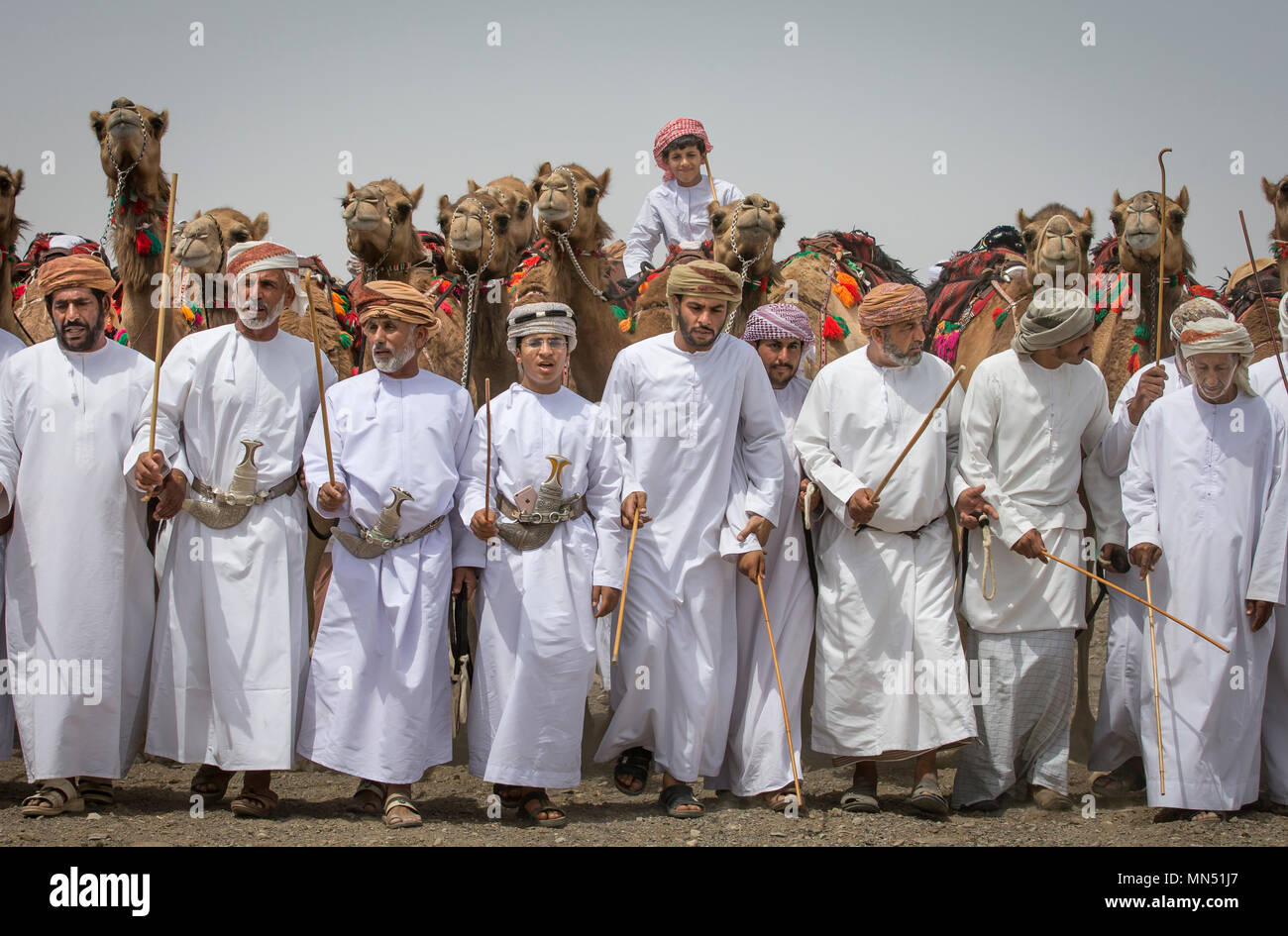 Ibri, Oman, 28 Aprile 2018: omani uomini cantare dopo il successo della gara di cammello Foto Stock