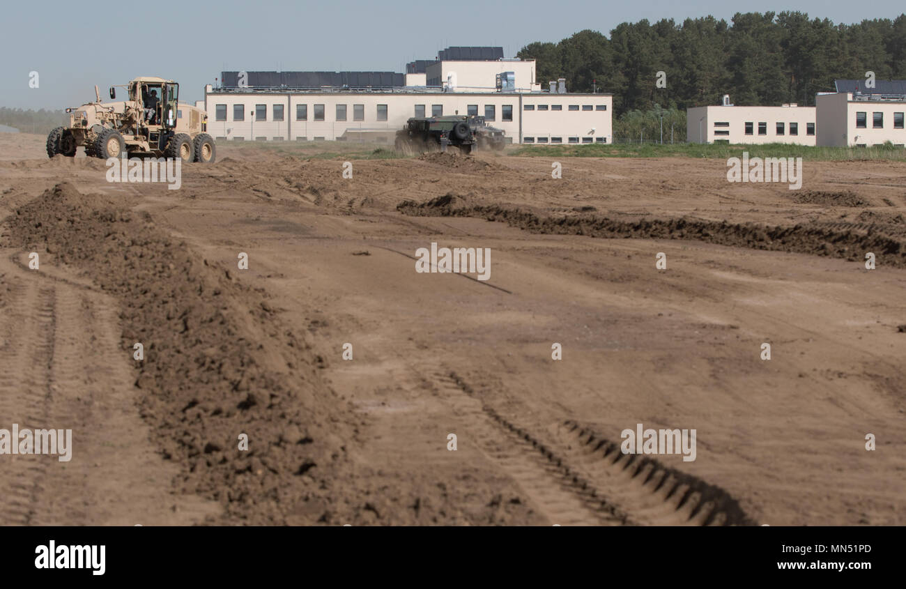 Stati Uniti Soldati dell'Ingegnere 194th brigata, Tennessee Guardia nazionale, eseguire operazioni orizzontali la costruzione di strade durante la risoluta Castello 2018, a Drawsko Pomorskie Area Formazione, Polonia, 10 maggio 2018. La risoluta Castello è una multinazionale di esercitazione per la NATO e gli Stati Uniti Gli ingegneri dell'esercito, che supporta Atlantic risolvere promuovendo l'interoperabilità. Atlantic risolvere è la dimostrazione di un impegno degli Stati Uniti per la sicurezza collettiva dell'Europa attraverso la distribuzione di rotazione le forze degli Stati Uniti in cooperazione con la NATO alleato e nazioni partner. (U.S. Esercito foto di Spc. Andrew McN Foto Stock