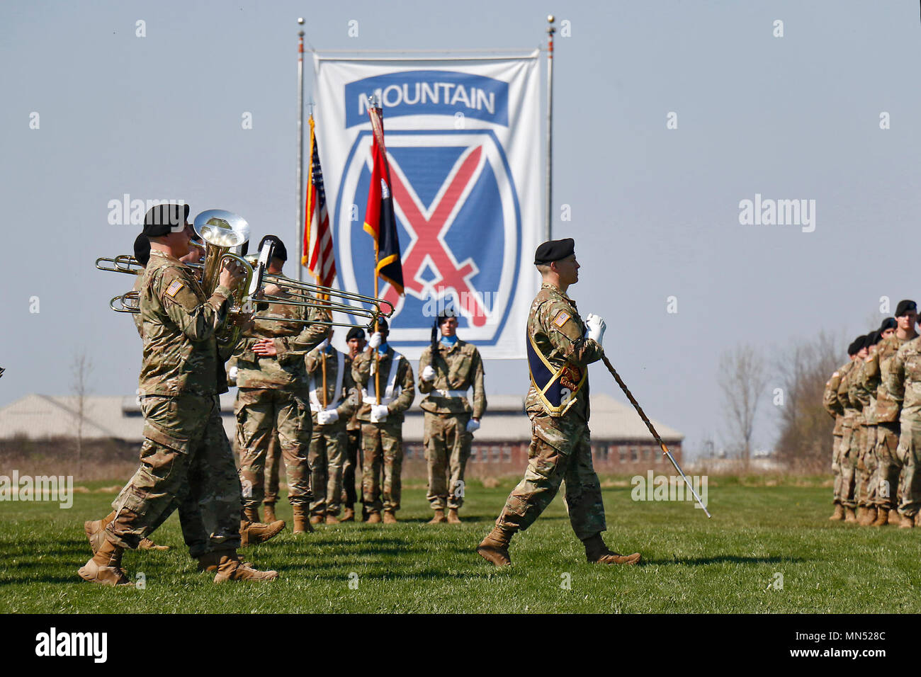 Il decimo Montagna divisione Band marche attraverso Sexton campo durante il 2° Brigata Combat Team di cambiamento del comando cerimonia il 9 maggio a Fort Drum, New York. Col. Scott Himes, l'uscita 2BCT commander, lasciò il comando della brigata di Col. Paolo Larson. (U.S. Foto dell'esercito da Staff Sgt. Paige Behringer) Foto Stock