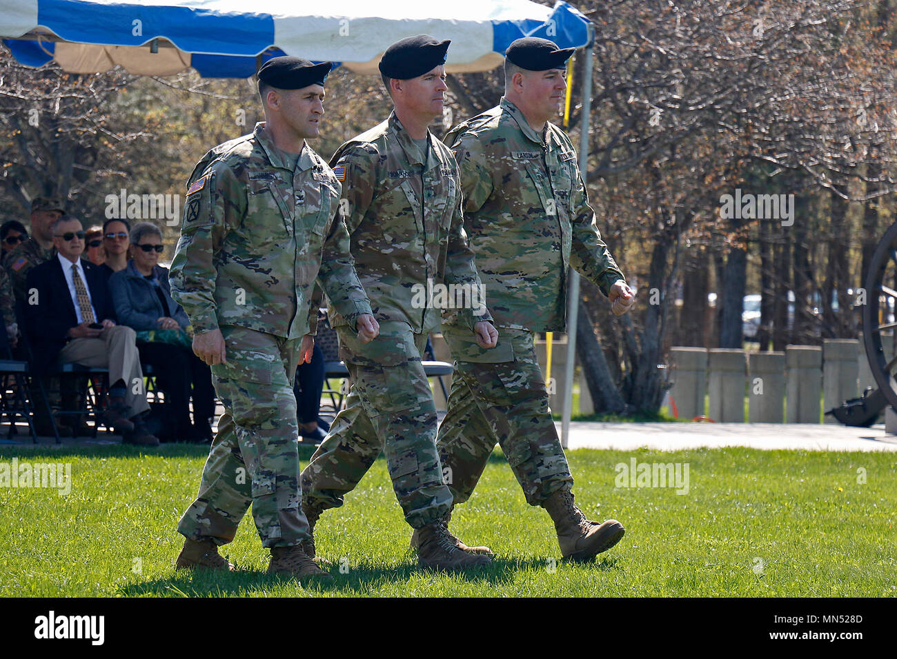 Brig. Gen. Patrick Donahoe (centro), decimo Montagna divisione deliberando comandante generale, marche al fianco di Col. Scott Himes (sinistra), e col Paolo Larson, i messaggi in uscita e in arrivo e comandanti di brigata 2a combattere la squadra, durante un cambio del comando cerimonia il 9 maggio a Fort Drum, New York. (U.S. Foto dell'esercito da Staff Sgt. Paige Behringer) Foto Stock