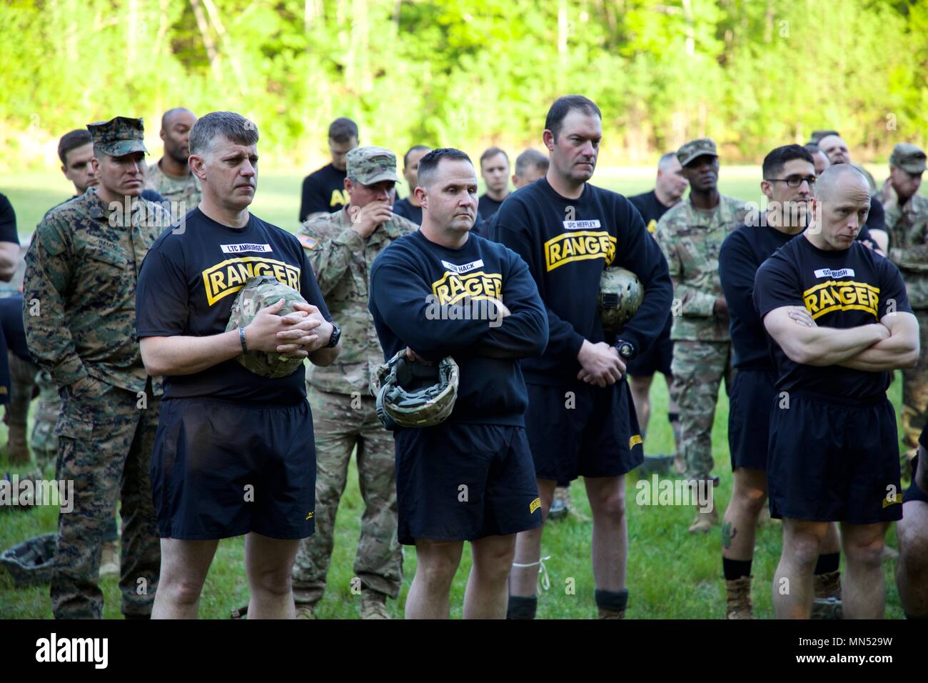 Un gruppo di Stati Uniti Army Ranger, assegnato al quinto Ranger del battaglione di formazione, ascolta un 'Azioni in aeromobili" briefing per un imminente Airborne Water Jump a Camp Merrill, Dahlonega, Ga., 8 maggio 2018. La formazione annuale evento organizzato da 5 Ranger del battaglione di formazione, Rangers dà la possibilità di diventare abili in acqua gli sbarchi, offrendo la comunità locale la possibilità di vedere il treno dei Rangers nel Lago Lanier area. (U.S. La riserva di esercito di foto dal personale Sgt. Austin Berner) Foto Stock