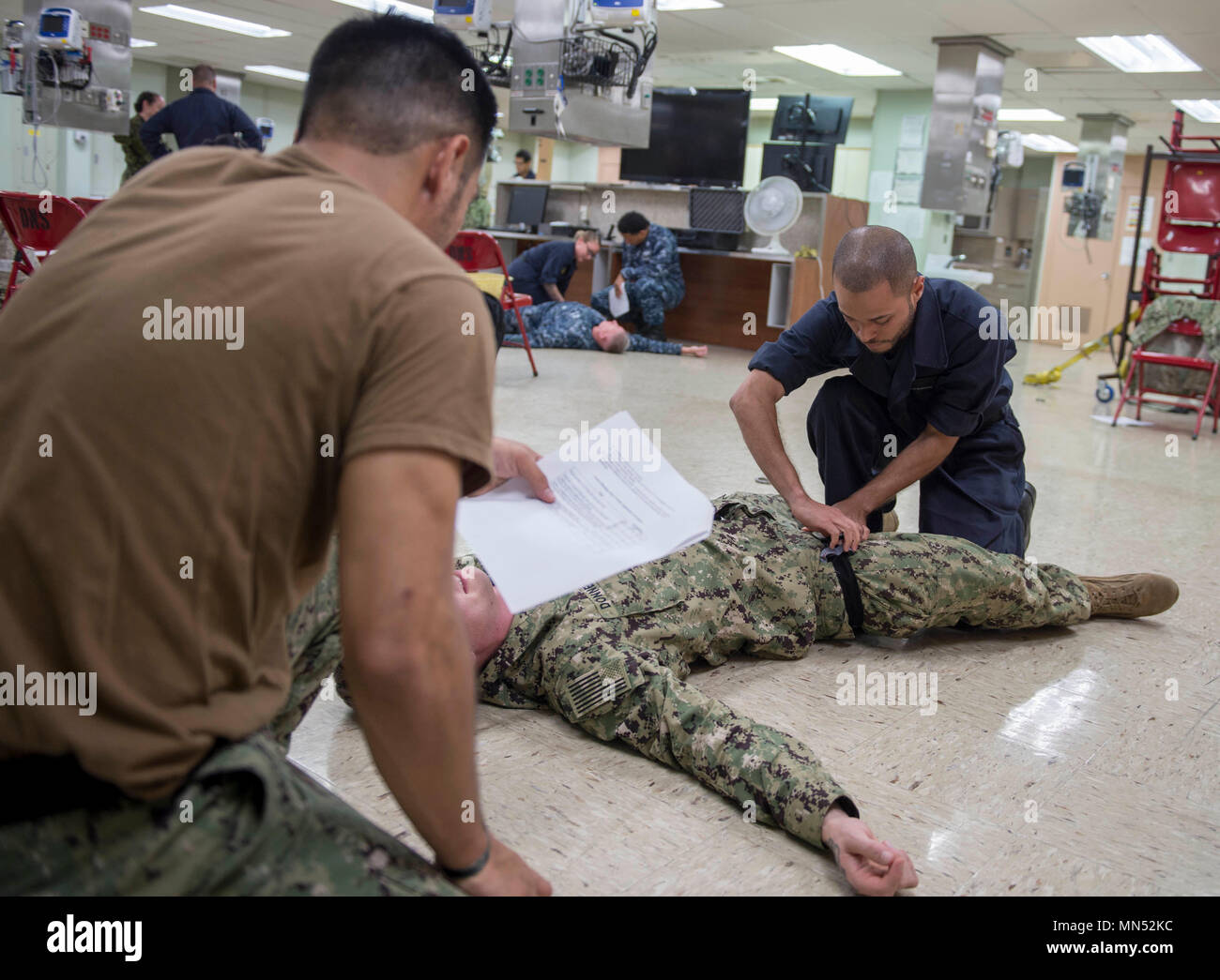 180510-N-MD713-0062 OCEANO PACIFICO (10 maggio 2018) marinai apprendere la corretta applicazione tourniquet tecniche durante un combattimento tattico causalità care corso di formazione a bordo militari di comando Sealift nave ospedale USNS misericordia (T-AH 19) a sostegno delle prossime Pacific Partnership 2018 (PP18) missioni. PP18's missione è lavorare collettivamente con host e nazioni partner per migliorare l'interoperabilità a livello regionale di emergenza e capacità di risposta, aumentare la stabilità e la sicurezza nella regione e favorire la nascita di nuove e durature amicizie in tutta la regione Indo-Pacifico. Pacific Partnership, ora nel suo tredicesimo iterazione Foto Stock