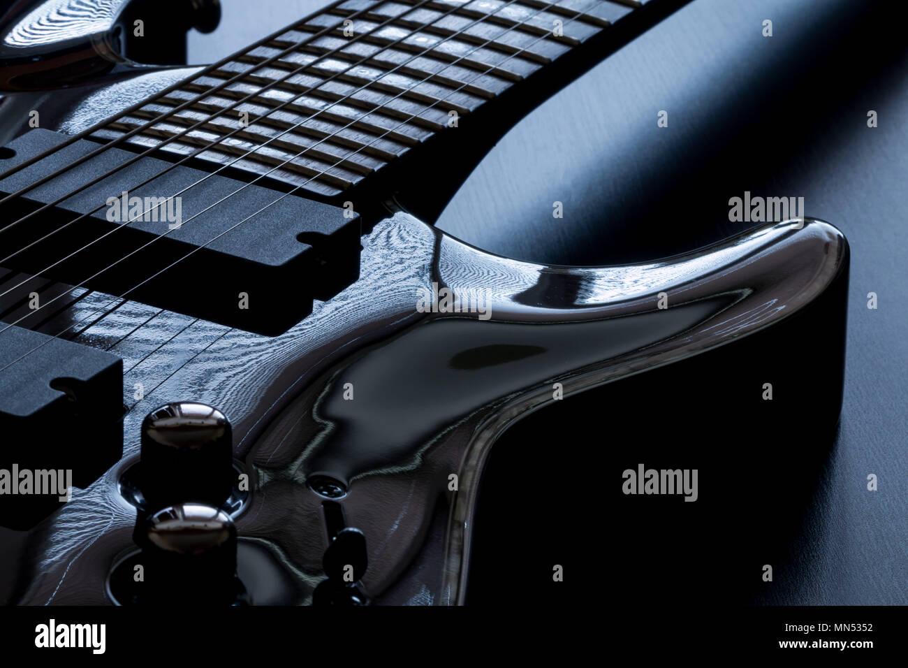 Nero chitarra elettrica dettaglio close-up su sfondo nero Foto Stock