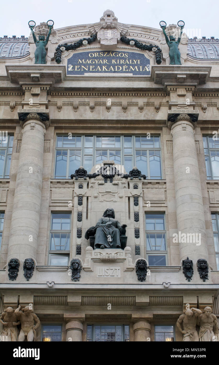 Facciata di Liszt Ferenc Academy of Music di Budapest,Ungheria.L edificio storico che dopo il 2013 la ristrutturazione.Il conservatorio fu fondato su 1875. Foto Stock