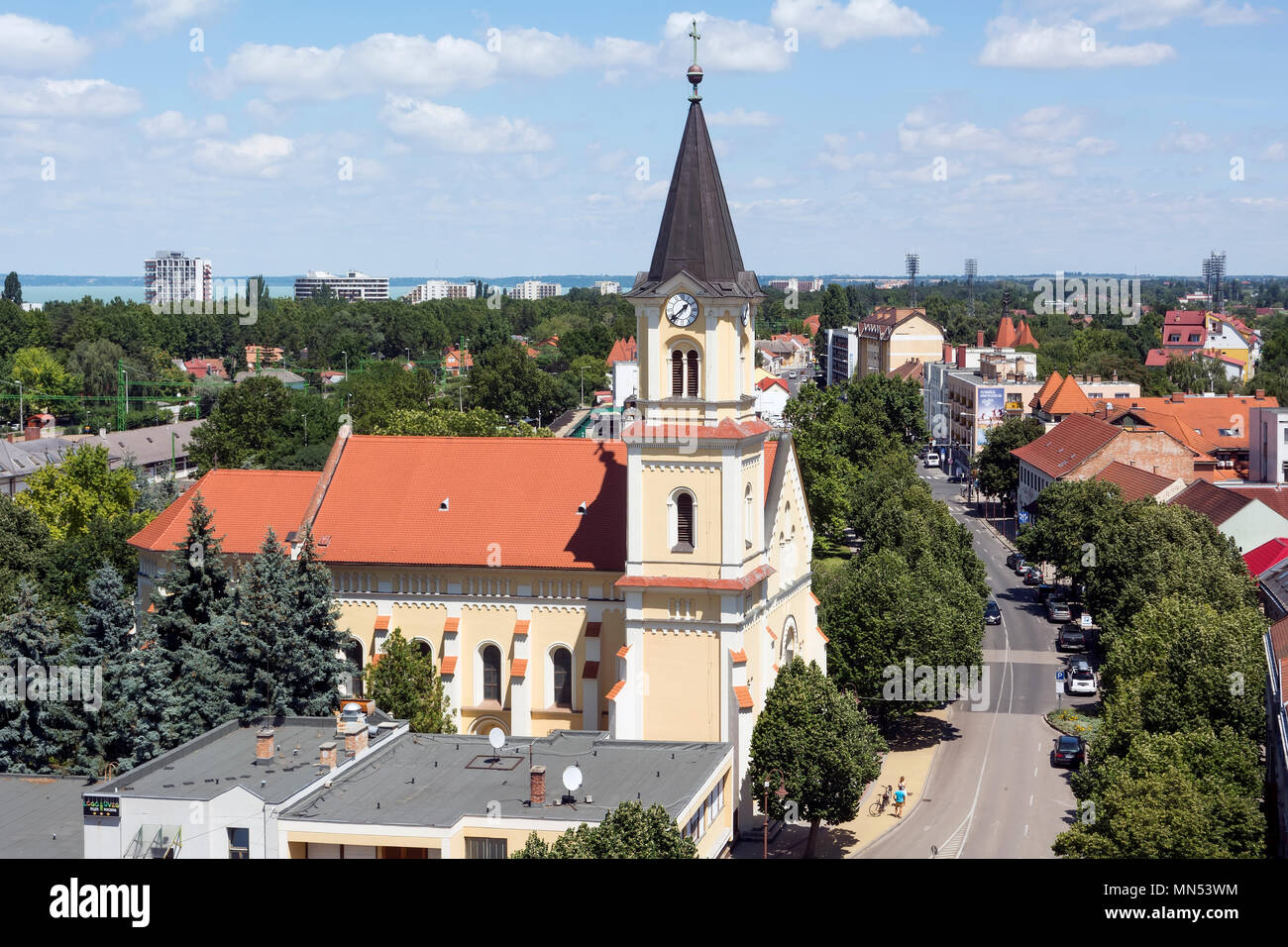 Arial vista della strada principale di Siófok,con la chiesa cattolica,sfondo il lago Balaton.ungheresi spesso chiamata la città " Il capitale del Balaton' Foto Stock