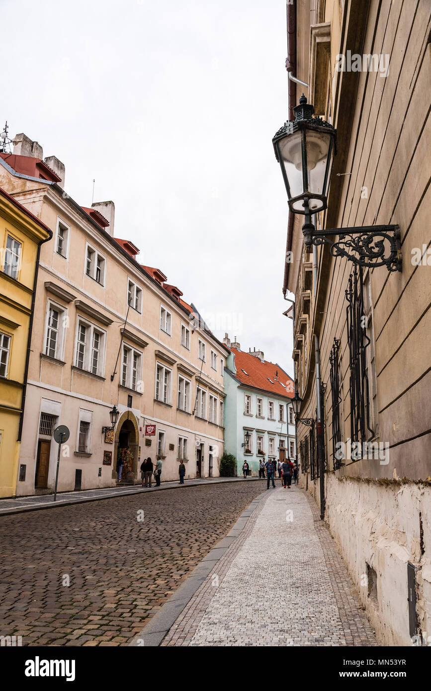 Praga, Repubblica Ceca - 19 agosto 2017: pittoresca strada in Hradcany quartiere nei pressi del Castello di Praga. Vista contro il cielo nuvoloso Foto Stock